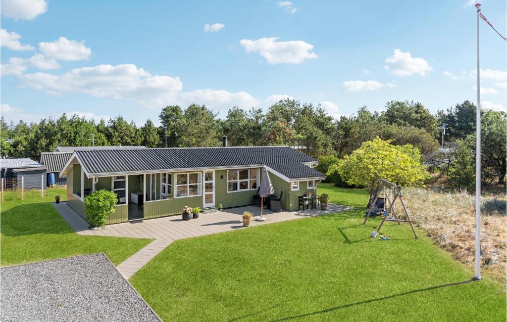 セビーにある2 Bedroom Amazing Home In Sæbyの遊び場のある庭のある家