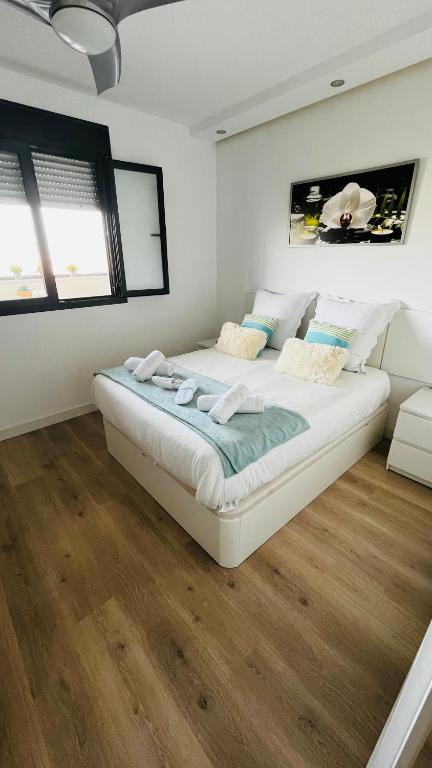 A bed or beds in a room at Ático con Piscina y Vistas al Mar Habitat Litoral