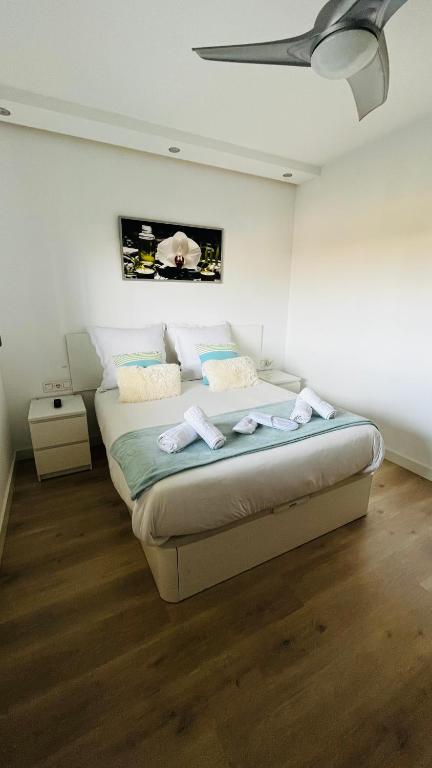 A bed or beds in a room at Ático con Piscina y Vistas al Mar Habitat Litoral