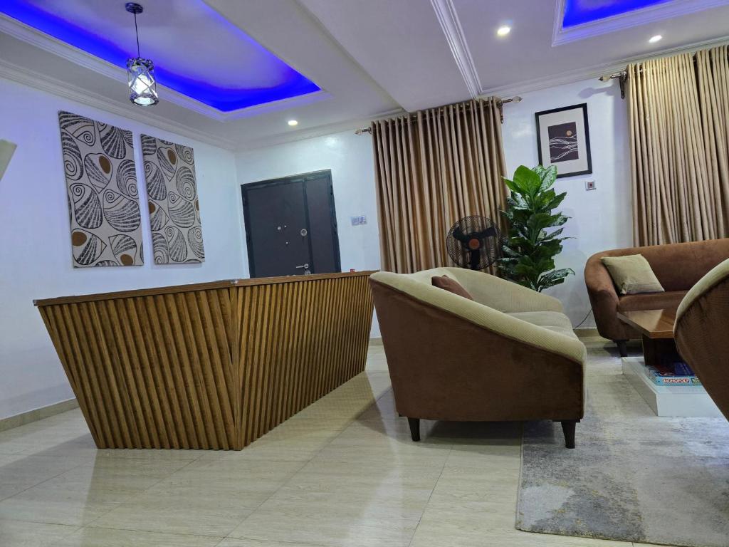 Posezení v ubytování Exquisite and Cozy 3-bedroom Apt with hot-tub, WiFi, DSTV, and Inverter Power Backup