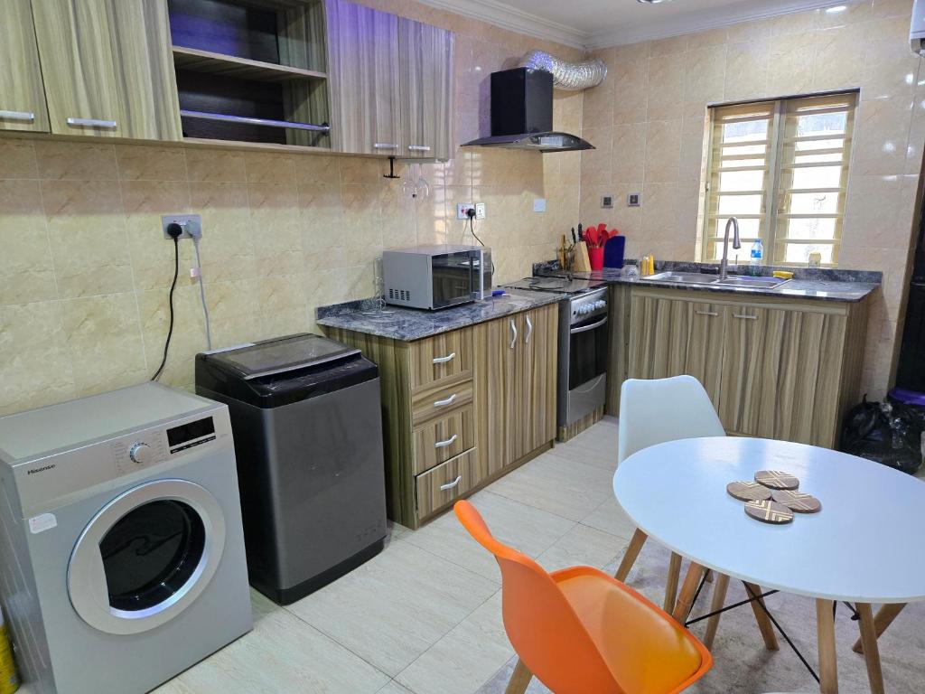 Kuchyň nebo kuchyňský kout v ubytování Exquisite and Cozy 3-bedroom Apt with hot-tub, WiFi, DSTV, and Inverter Power Backup