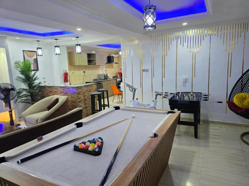 Biliár nebo kulečník v ubytování Exquisite and Cozy 3-bedroom Apt with hot-tub, WiFi, DSTV, and Inverter Power Backup