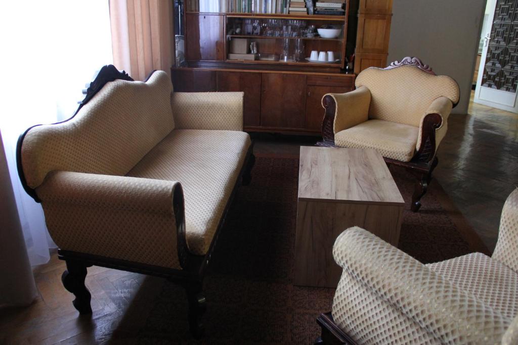Posezení v ubytování Sani house.