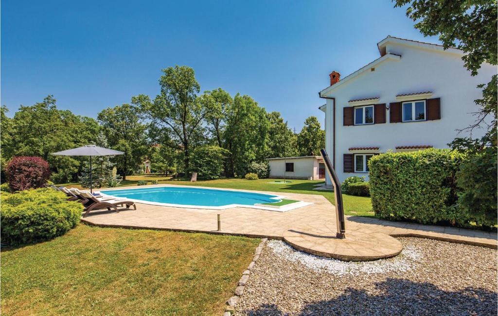 Bazén v ubytovaní Cozy Home In Viskovo With Wifi alebo v jeho blízkosti