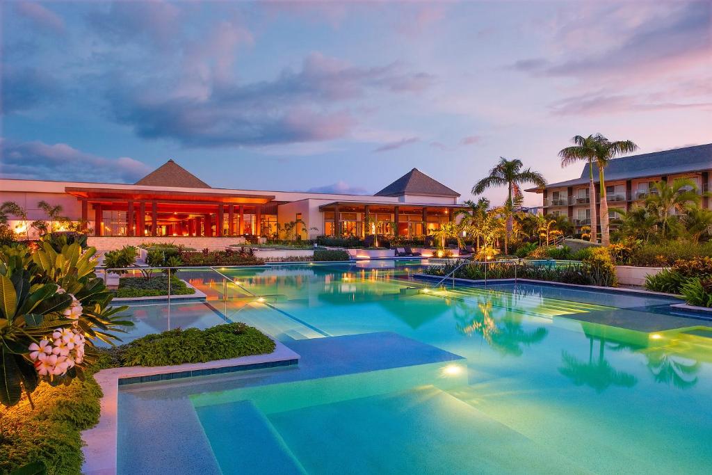Bazén v ubytování Crowne Plaza Fiji Nadi Bay Resort & Spa by IHG nebo v jeho okolí