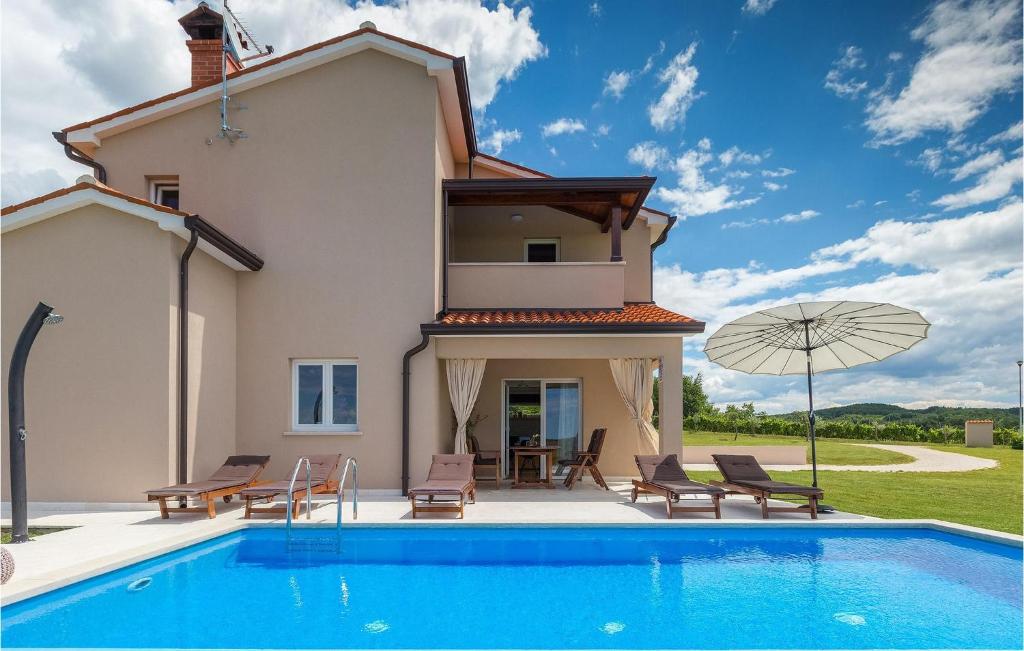 een afbeelding van een villa met zwembad bij Villa Pilati in Poreč