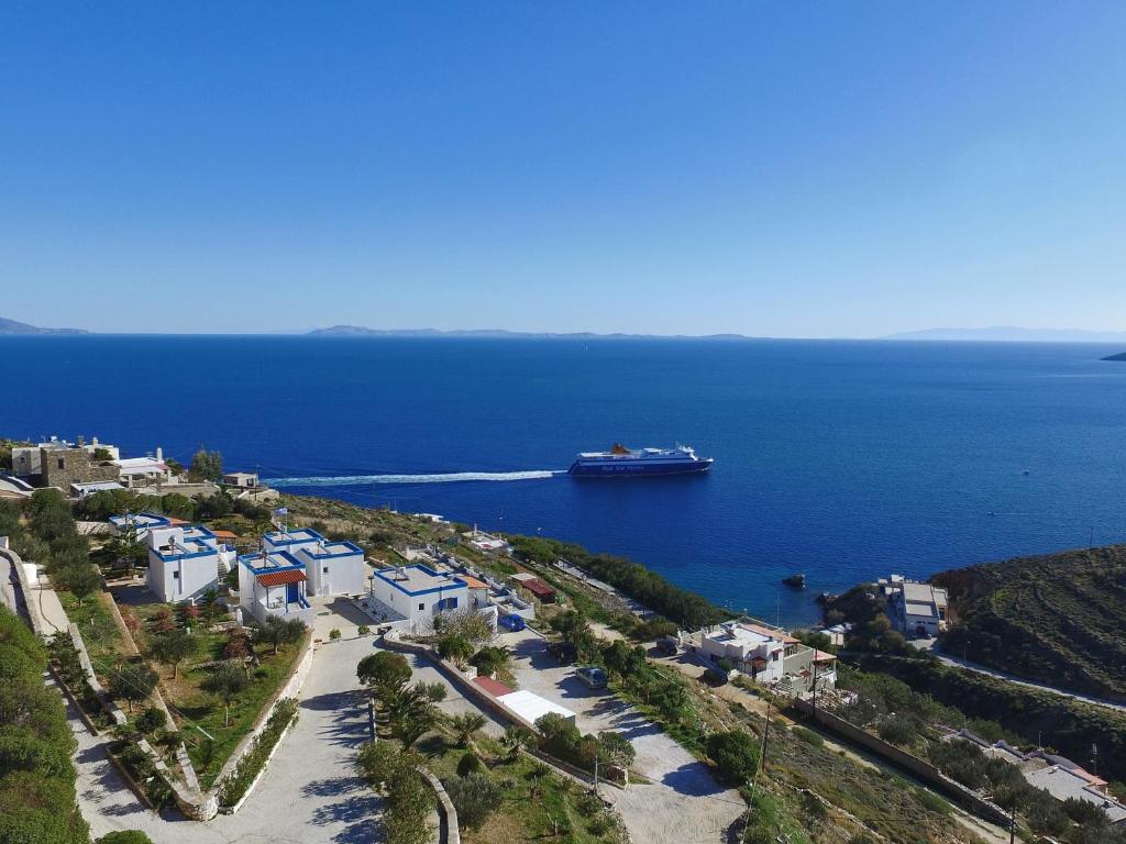 ein Kreuzfahrtschiff im Meer mit Häusern und einer Stadt in der Unterkunft Sarris Planet in Ermoupoli