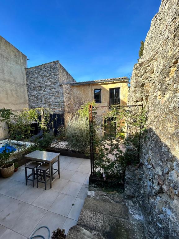 Fotografia z galérie ubytovania Maison atypique avec jardin et piscine v destinácii Cornillon