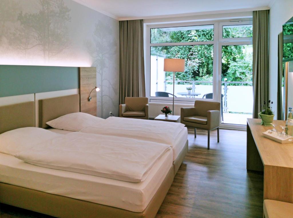 Postel nebo postele na pokoji v ubytování Waldhotel Felsenkeller
