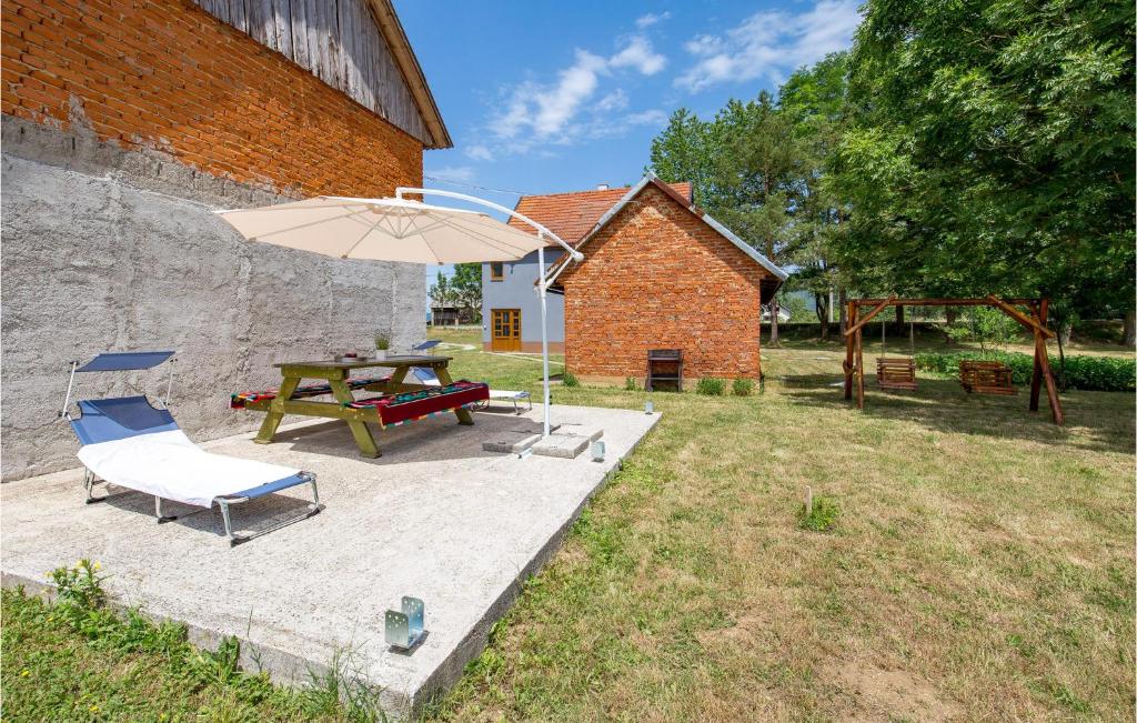 Vonkajšia záhrada v ubytovaní Stunning Apartment In Otocac With Wifi
