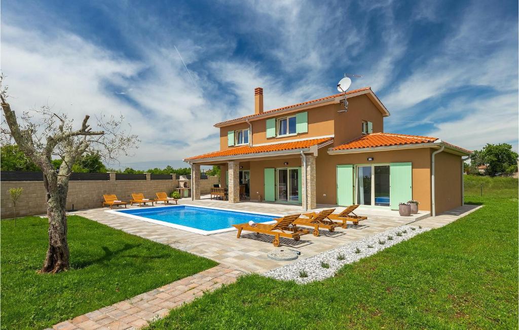 una villa con piscina di fronte a una casa di Villa Matea a Pola (Pula)
