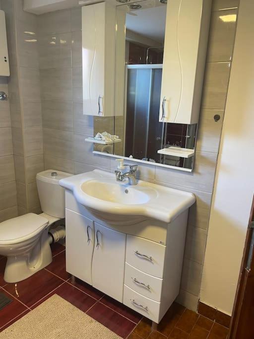 Koupelna v ubytování Apartment with beautiful view of Avala Mountain 3 rooms for 6 guests max SRB, DE, EN