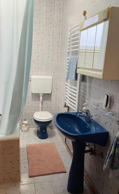 Koupelna v ubytování Apartment with beautiful view of Avala Mountain 3 rooms for 6 guests max SRB, DE, EN