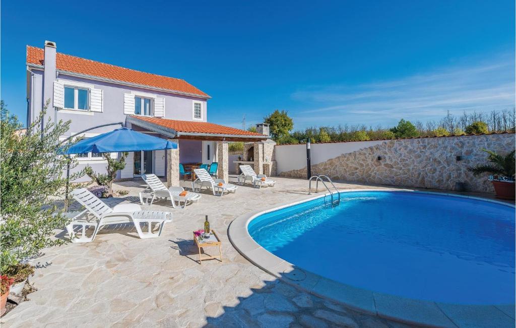 Bazén v ubytování Two-Bedroom Holiday Home In Privlaka-Sabunike nebo v jeho okolí