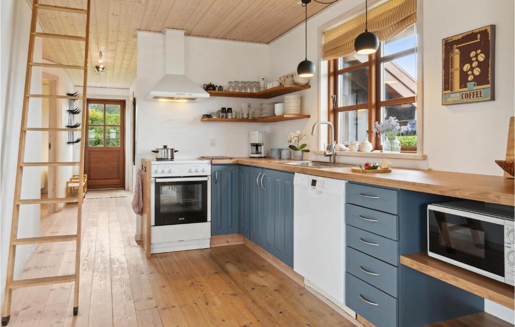 Kuchyň nebo kuchyňský kout v ubytování Holiday Home Brunebanke Glesborg