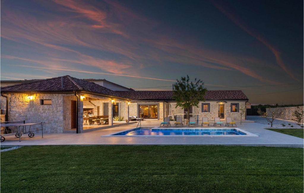 a house with a swimming pool in the yard at Villa Tany in Dračan