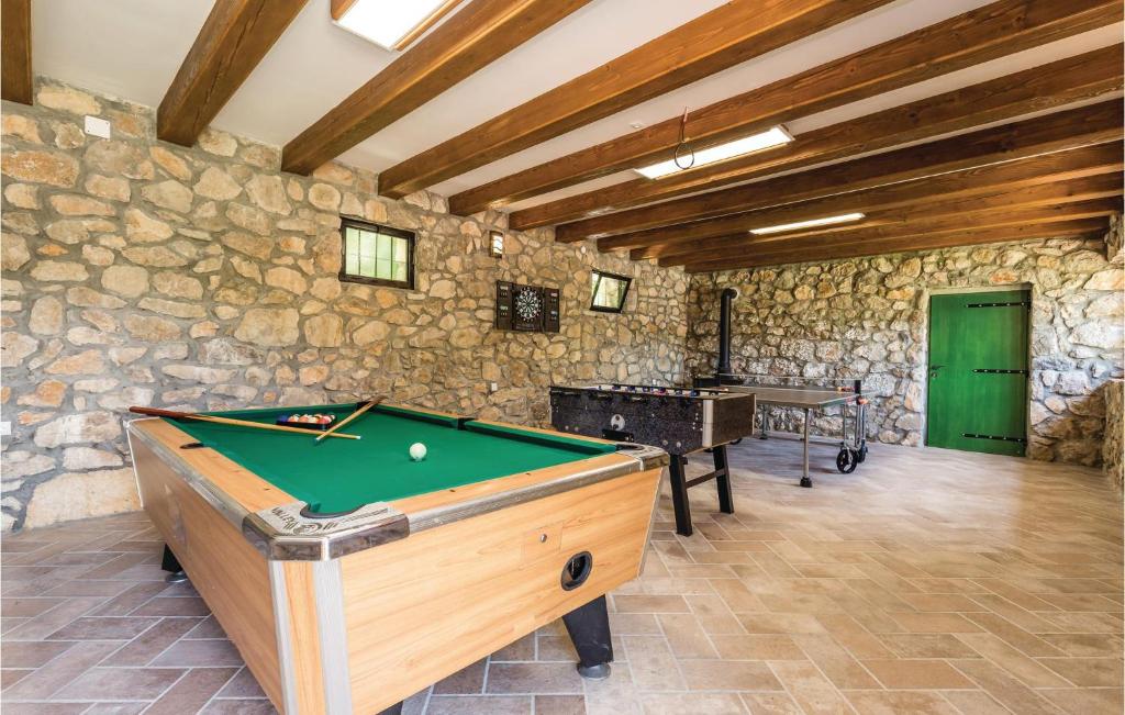 Biliár nebo kulečník v ubytování Beautiful Home In Perusic With Wifi