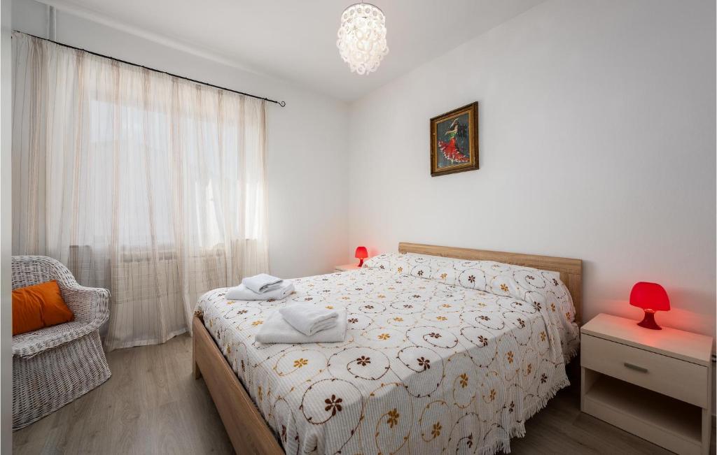 Posteľ alebo postele v izbe v ubytovaní Beautiful Home In Porec With Wifi