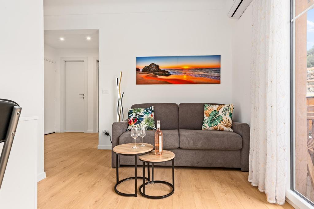 un salon avec un canapé et une table dans l'établissement Castel - Agréable deux pièces - Centre Menton, à Menton