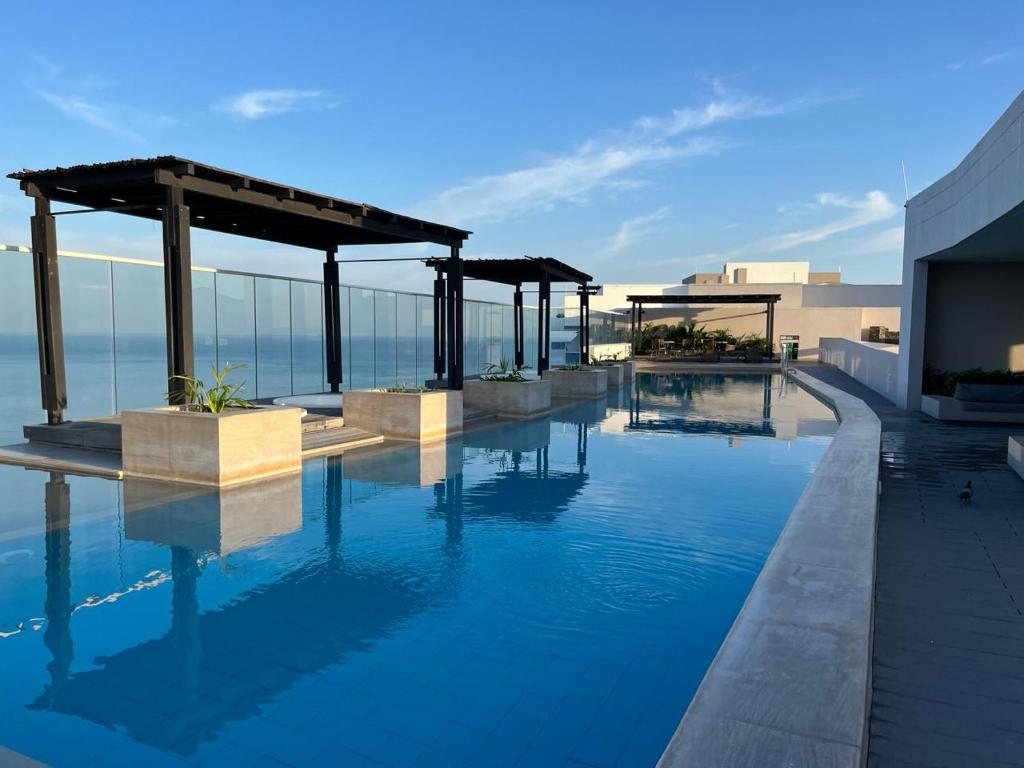 a swimming pool with a view of the ocean at 5El apartamento que todos quieren in Santa Marta