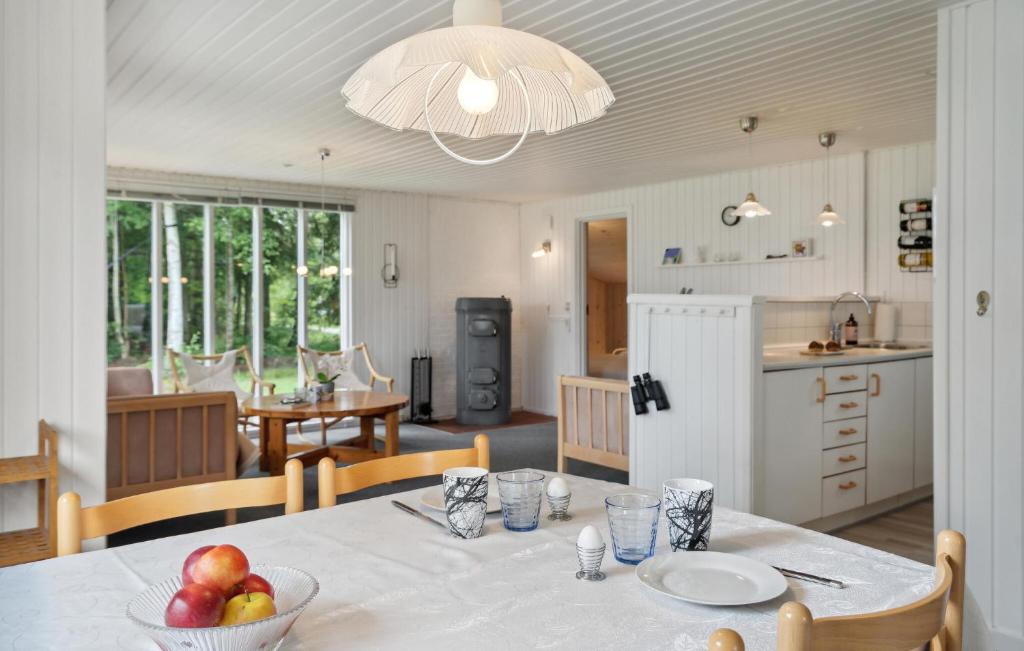 Kuchyň nebo kuchyňský kout v ubytování Gorgeous Home In Hadsund With Kitchen