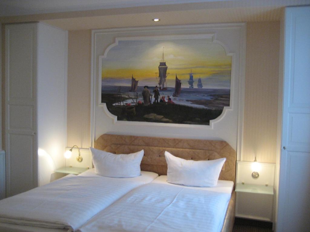 um quarto com duas camas com um quadro na parede em Pension Giesserstrasse Leipzig em Leipzig