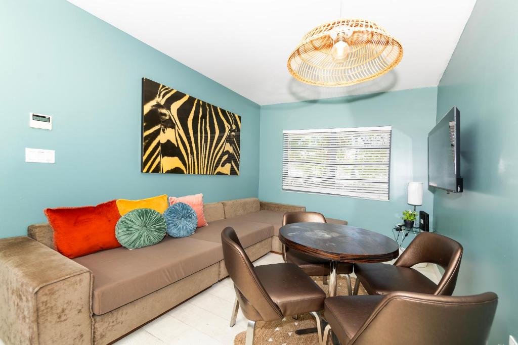 een woonkamer met een bank en een tafel bij Sunny Days Apartments in Miami Beach