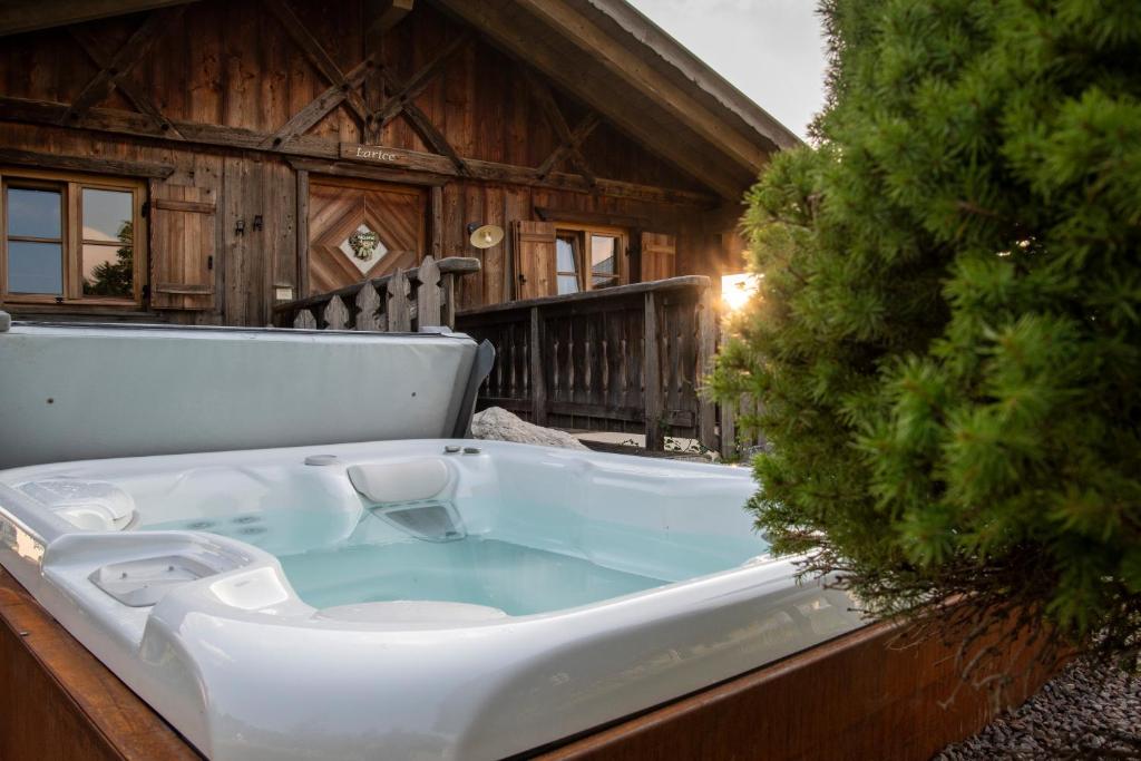wanna siedząca przed kabiną w obiekcie Pineta Natural Chalet w mieście Coredo