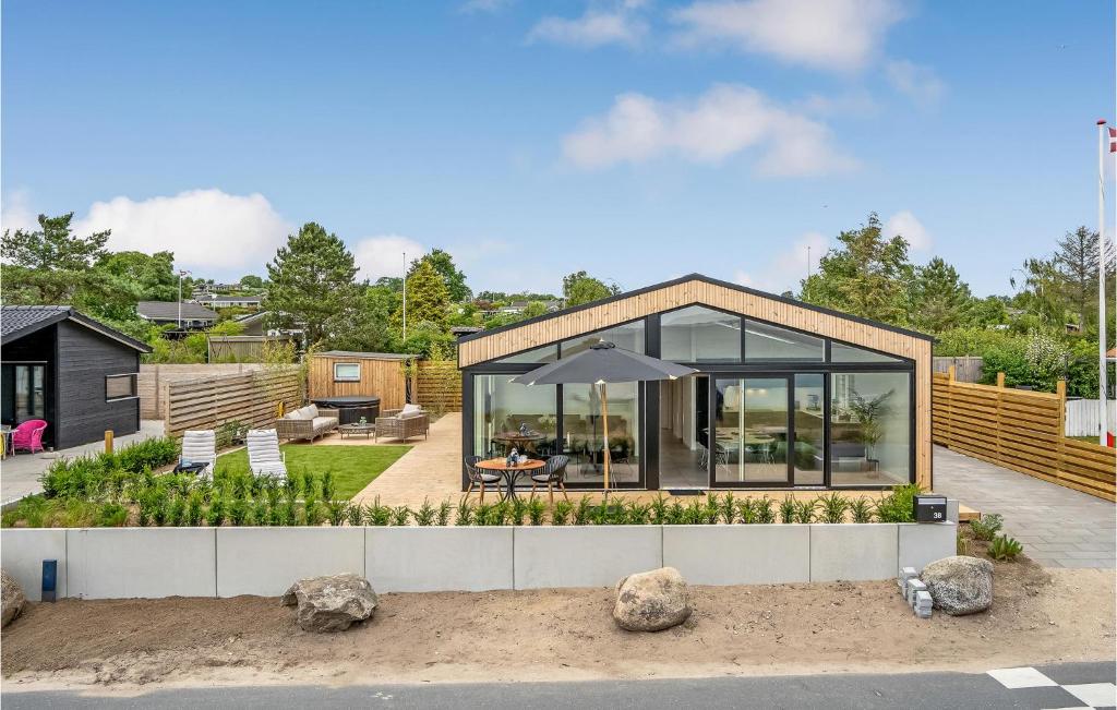 RøndeにあるNice Home In Rønde With House Sea Viewの大きなガラス窓のある家