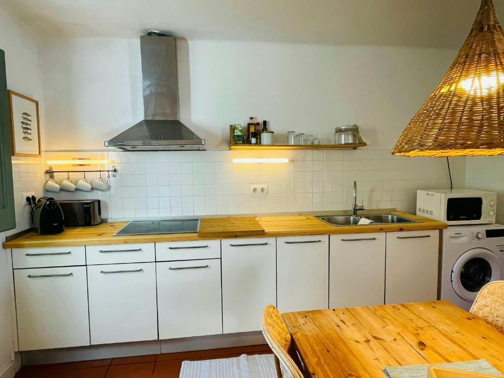 Kuchyňa alebo kuchynka v ubytovaní T2 · Sunny duplex with garden 50m from beach
