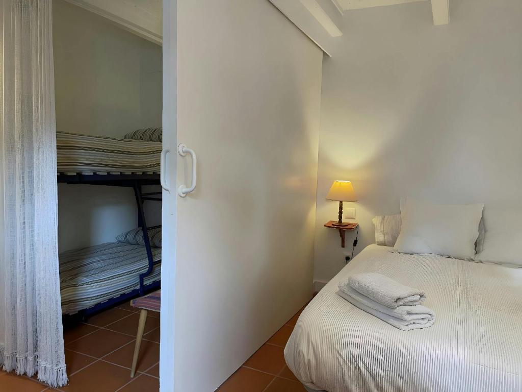 Posteľ alebo postele v izbe v ubytovaní T2 · Sunny duplex with garden 50m from beach