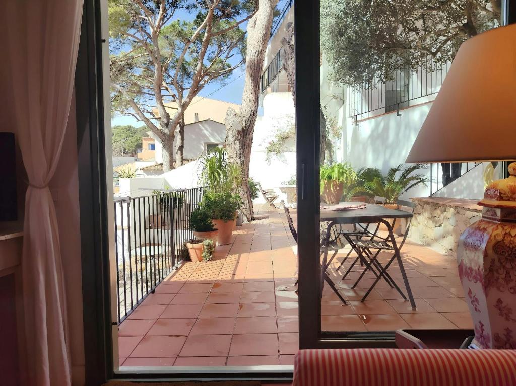 Balkón alebo terasa v ubytovaní T2 · Sunny duplex with garden 50m from beach