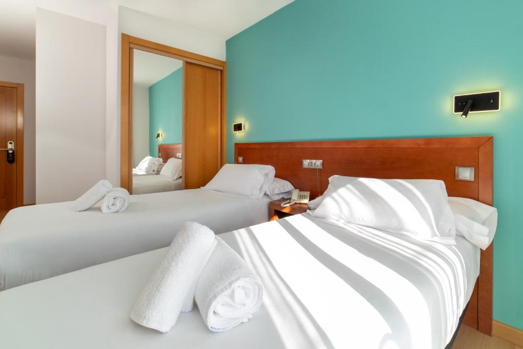 Cama o camas de una habitación en Hotel Playa Langosteira by Adeloló