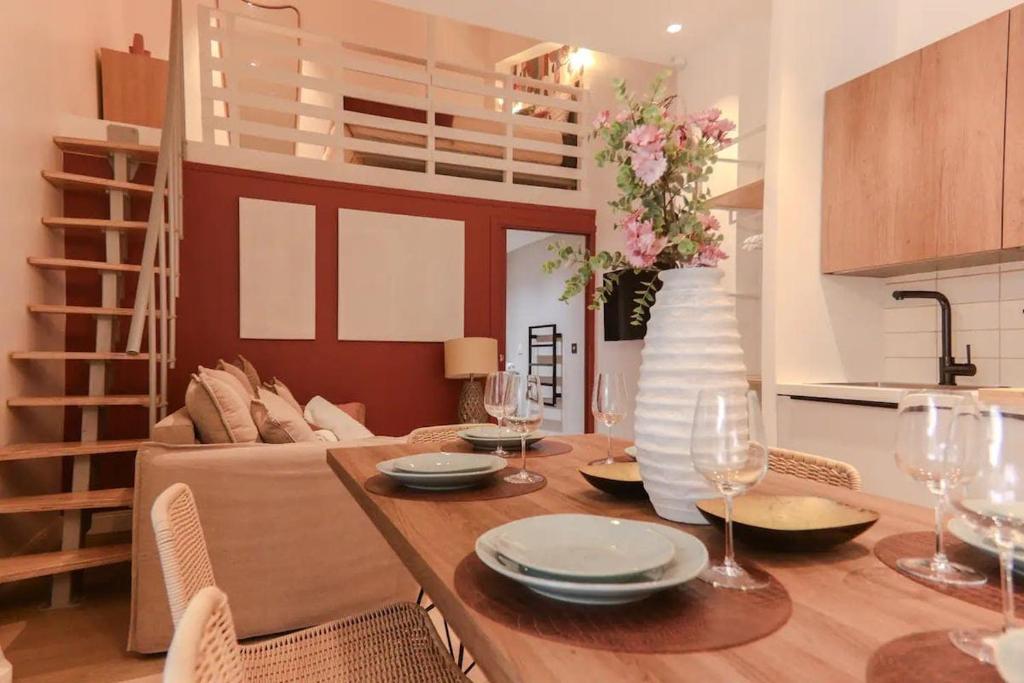 - un salon avec une table et une mezzanine dans l'établissement Angleterre 3 - Nice Centre - 3 pièces 2 SDB, à Nice