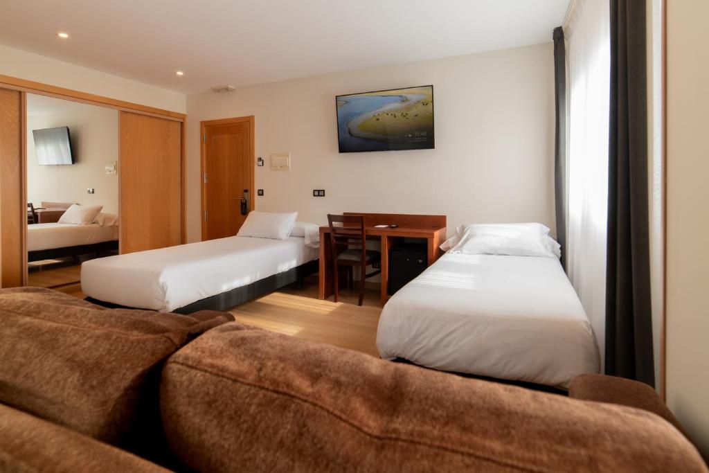 Cama o camas de una habitación en Hotel Playa Langosteira by Adeloló
