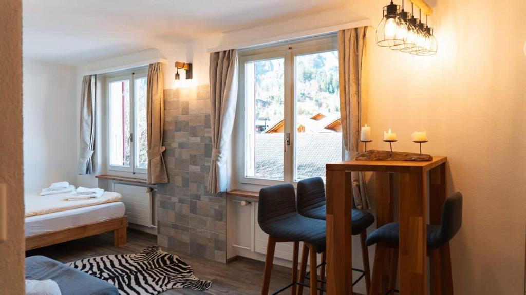 Postel nebo postele na pokoji v ubytování Apartment Olsa - Cozy Studio in Kandersteg