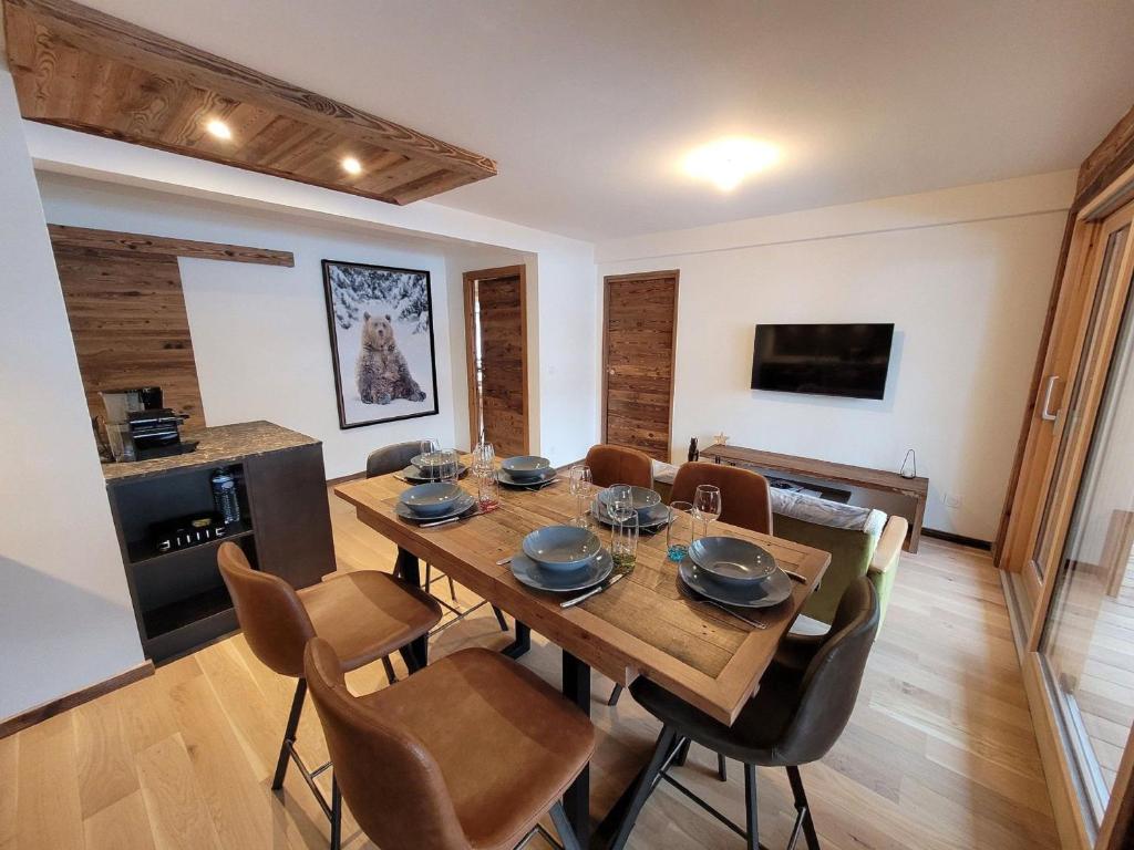 une salle à manger avec une table et des chaises en bois dans l'établissement Appartement Haut de Gamme, 6 Pers, Centre des Gets, Grande Terrasse - FR-1-598-159, aux Gets