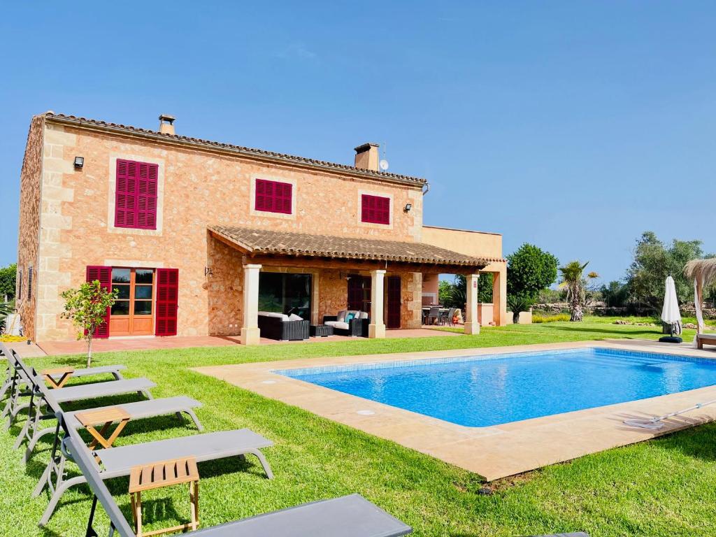 an external view of a villa with a swimming pool at Finca Reina de la isla in Felanitx