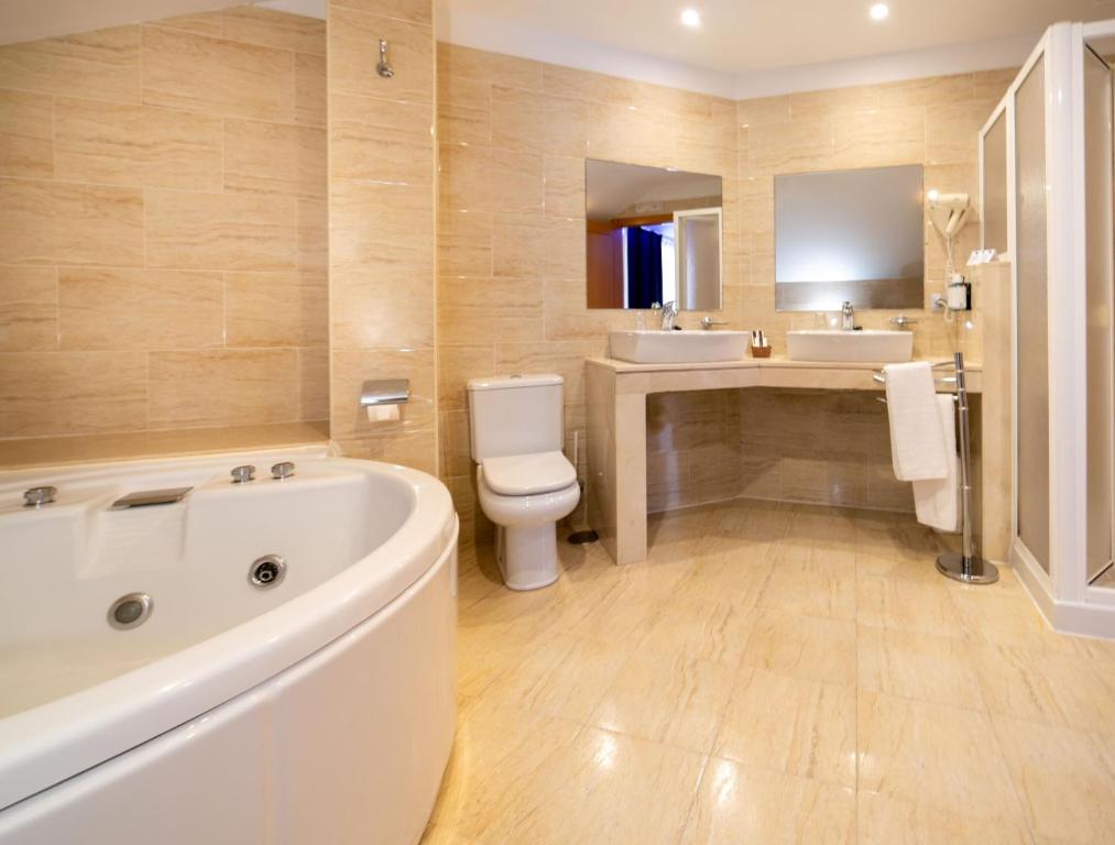 Un baño de Hotel Playa Langosteira by Adeloló
