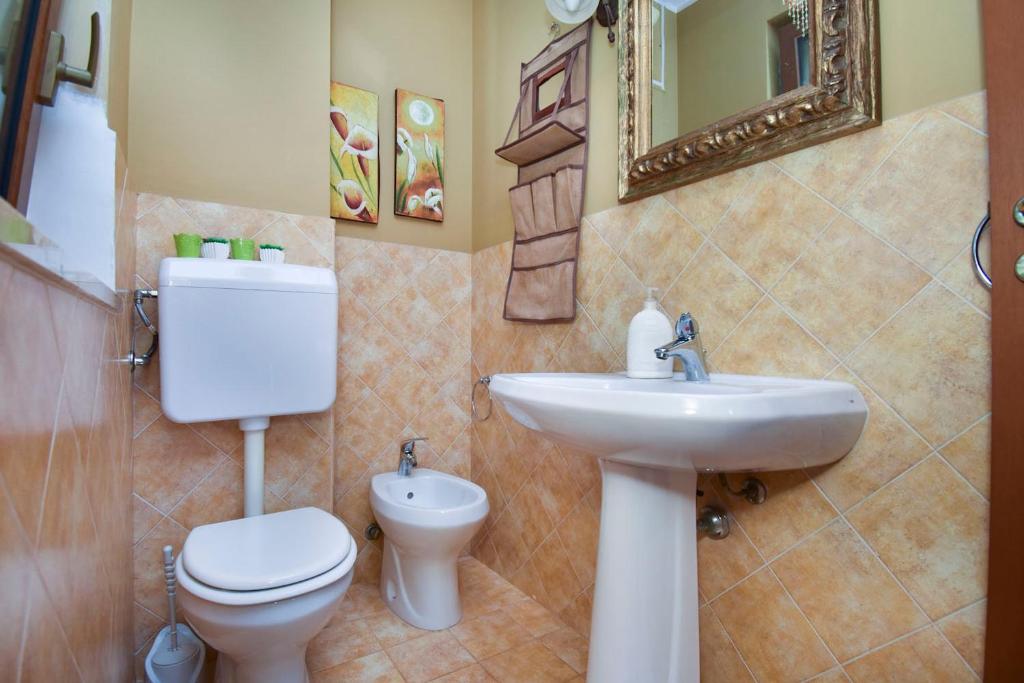 Koupelna v ubytování Casa Carini - Villa Vacanze sul Mare con piscina idromassaggio