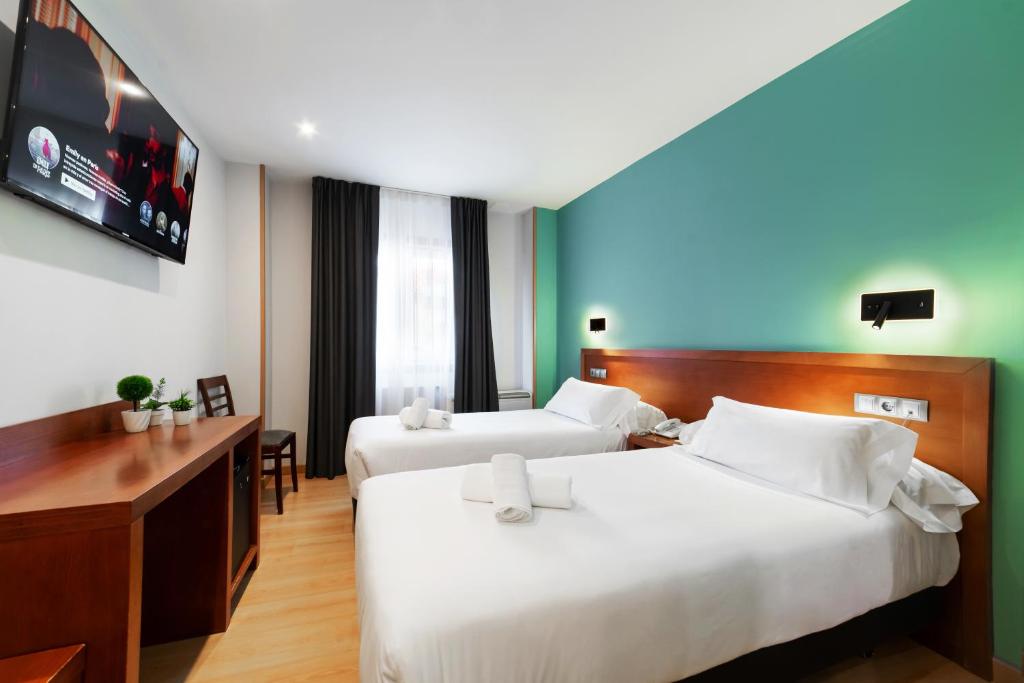 Cama o camas de una habitación en Hotel Playa Langosteira by Adeloló
