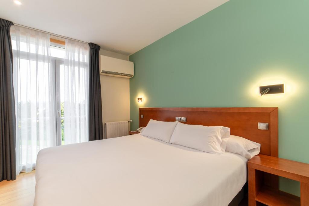 Cama o camas de una habitación en Hotel Playa Langosteira by Adeloló
