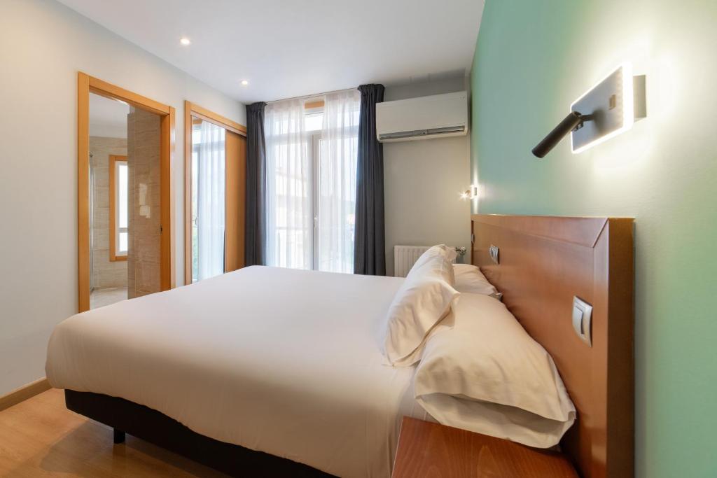 Cama o camas de una habitación en Hotel Playa Langosteira by Adeloló