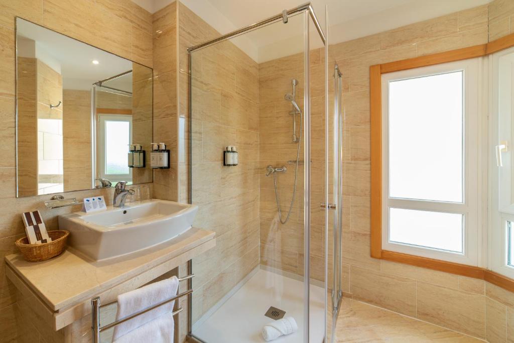 Un baño de Hotel Playa Langosteira by Adeloló