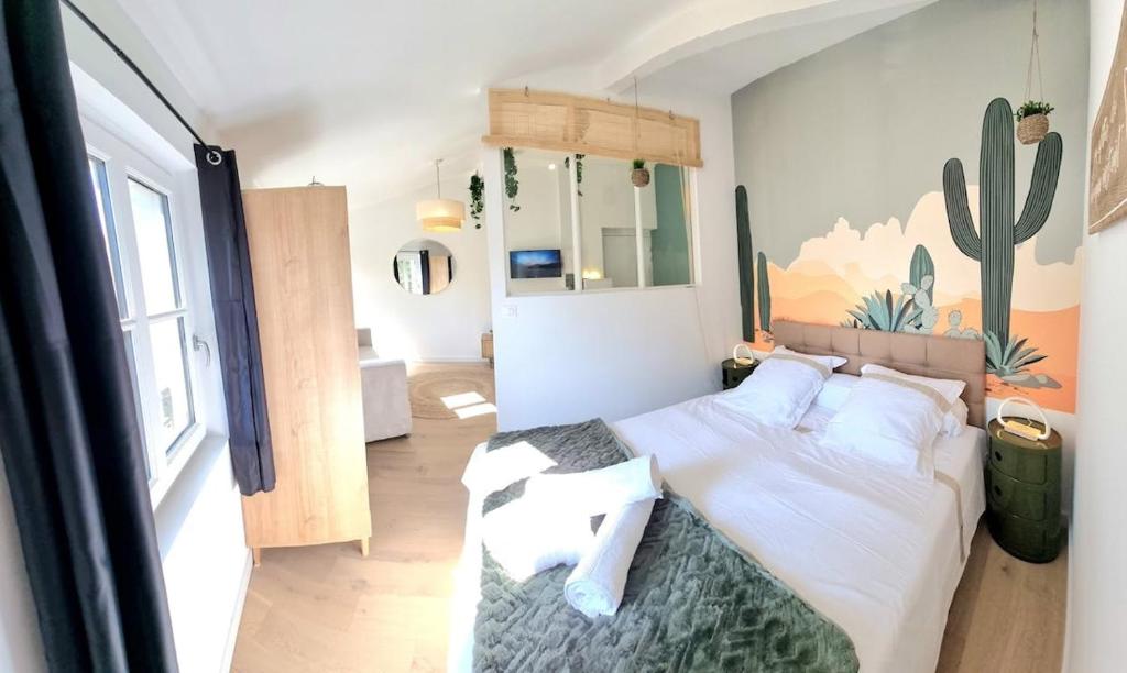 une chambre avec un grand lit avec des draps et des oreillers blancs dans l'établissement Arizona Dream - T1 Bis Climatisé 4p WiFi, à Toulouse