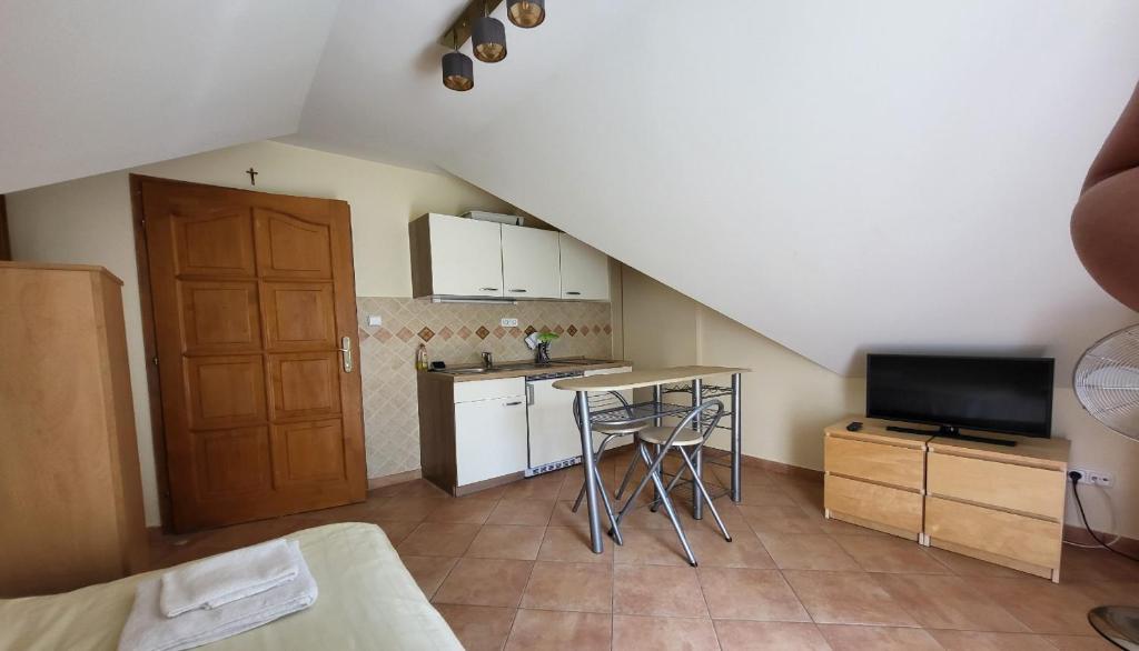 Kuchyňa alebo kuchynka v ubytovaní Őzkút Apartmanház