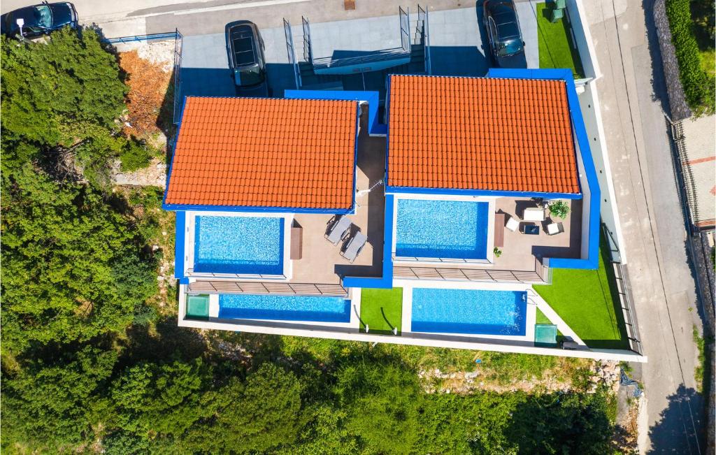 widok na dwa domy z pomarańczowymi dachami w obiekcie Awesome Apartment In Smokvica Krmpotska w Zagrzebiu