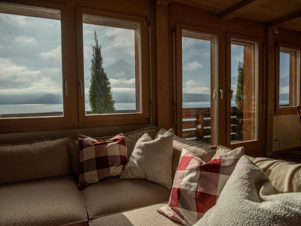 Posezení v ubytování Lakeside Chalet with Panorama View