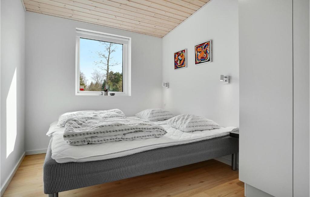Postel nebo postele na pokoji v ubytování 3 Bedroom Cozy Home In Ørsted