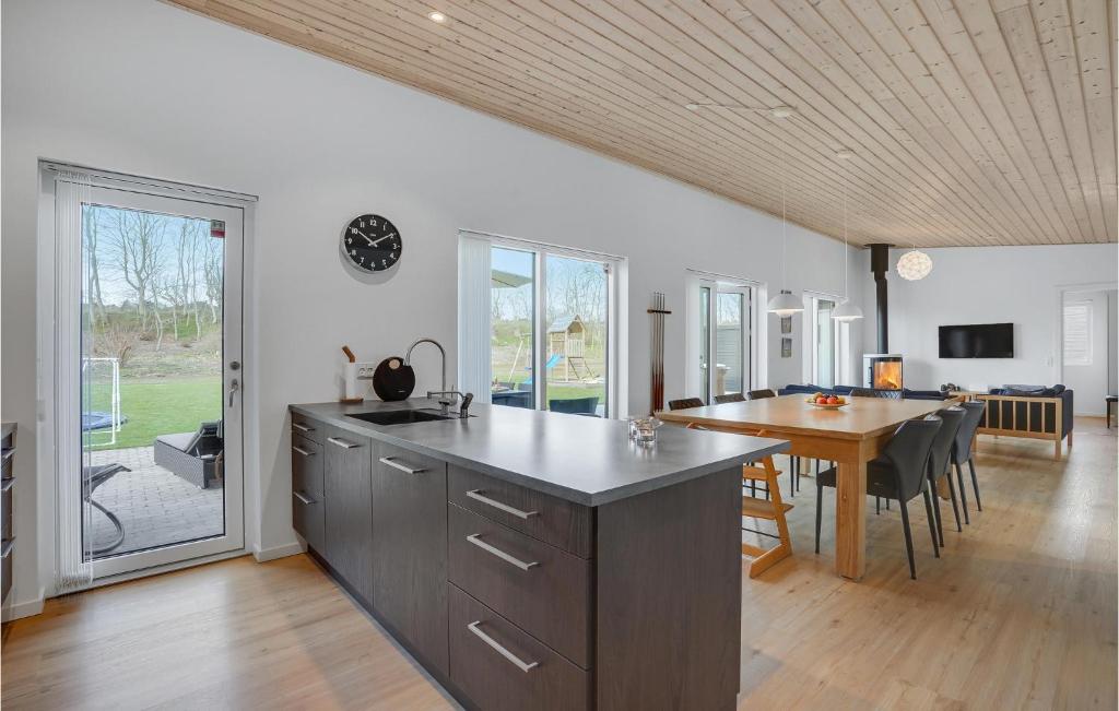 Kuchyň nebo kuchyňský kout v ubytování 3 Bedroom Cozy Home In Ørsted